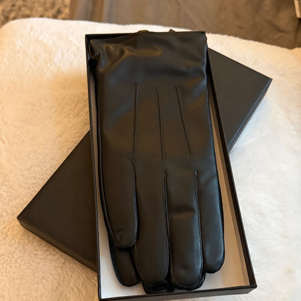 Elegant Black Leather Gloves